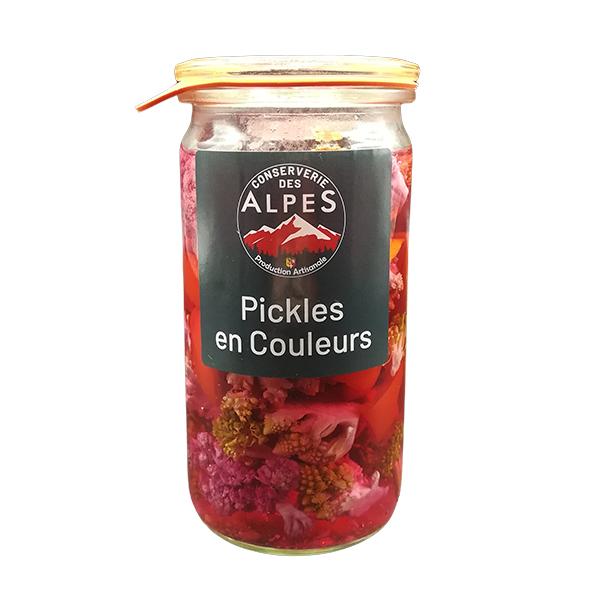 Nos pickles de légumes sont une explosion de saveurs et de textures dans chaque bouchée. Ils sont préparés avec des légumes frais et de qualité, composés de carottes, de choux romanesco, de choux-fleurs, de brocoli et de poivrons rouges, marinés dans un sirop à base de vinaigre de vin blanc IGP vieilli en fût de chêne méthode Orléanaise. Notre méthode de préparation est artisanale et traditionnelle, nous laissons les légumes marinés dans le sirop de vinaigre de vin blanc IGP vieilli en fût de chêne pour que les saveurs soient bien développées et les textures soient parfaites. Les légumes gardent leur croquant naturel et leur couleur vibrante. La méthode Orléanaise, qui consiste à laisser vieillir le vinaigre de vin blanc IGP en fût de chêne, ajoute une profondeur de saveur et une complexité aromatique à notre sirop de vinaigre. Nos pickles de légumes sont parfaits en accompagnement pour les viandes, les sandwichs, les burgers ou pour ajouter une touche d'acidité et de croquant à vos salades. Ils sont également un excellent choix pour les apéritifs , les plateaux de fromages et la raclette. Ils sont faibles en calories, sans gluten et sans conservateurs artificiels.